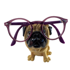 En brilleholder, der ligner en hund af racen mobs.