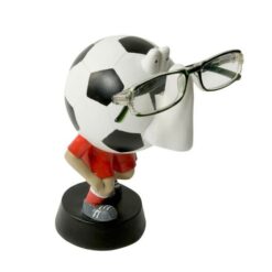 Brilleholder, der forestiller en fodbold med røde shorts.