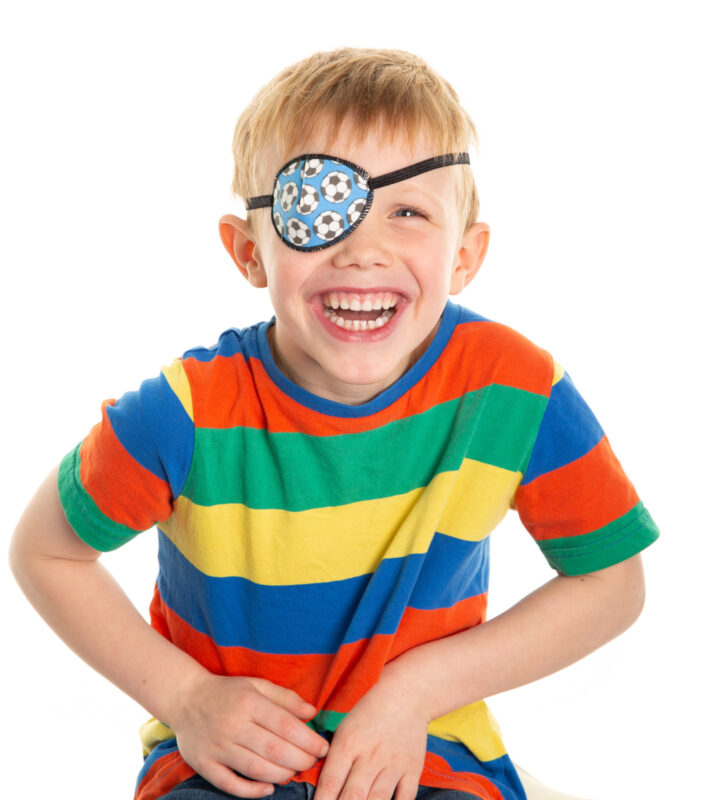 Dreng med øjenklap