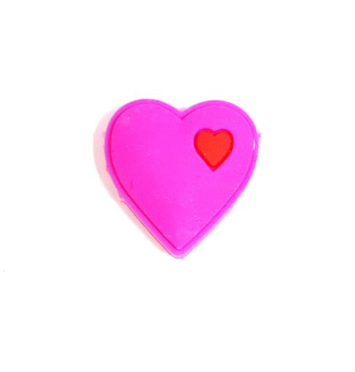 Brillecharms, der ligner et lyserødt hjerte.