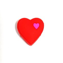 Brillecharms, der ligner et rødt hjerte.