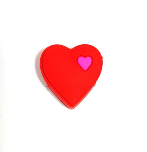 Brillecharms, der ligner et rødt hjerte.