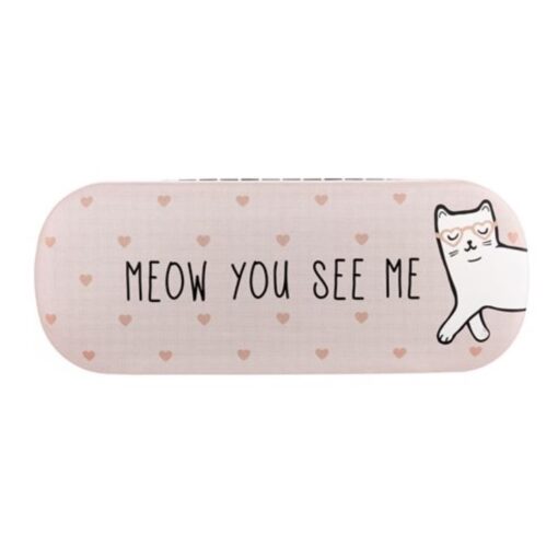 Forsiden af et lyserødt brilleetui med en kat på.
